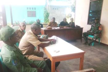 Babinsa Koramil Yapsel bantu aparat kampung selesaikan sengketa batas tanah