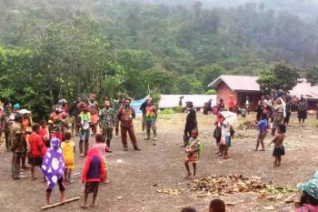 Satgas Yonif 756/WMS bersama warga Aroanop gelar tradisi acara bakar batu