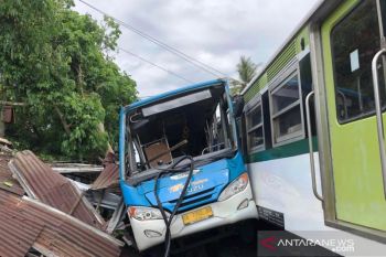 Trans Padang lawan kereta api bandara, kernet luka berat (Video)