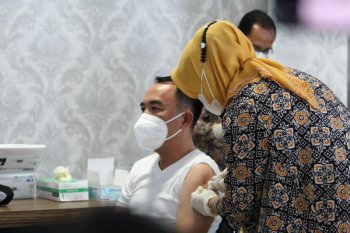 Bupati Waykanan telah terima vaksin COVID-19 bersama 20 pejabat publik