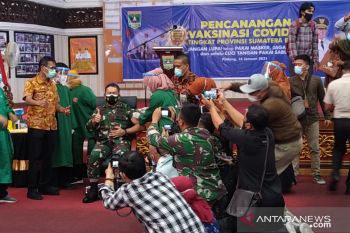 Tujuh orang divaksin COVID-19 tahap I di Sumbar