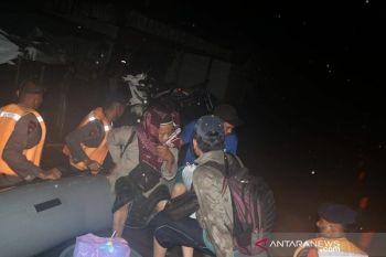 Tim SAR evakuasi korban banjir di Kalsel malam hari