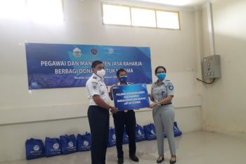 Jasa Raharja Lampung bagikan sembako kepada sopir bus