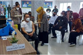 Bupati Waykanan terima vaksinasi COVID-19