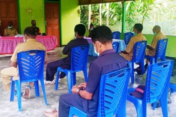 Babinsa Koramil Yapsel tatap muka dengan aparat Kampung Rambai