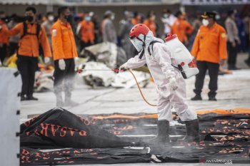 Tim SAR kembali menemukan 16 kantong bagian tubuh korban pesawat SJ 182