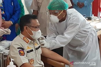 Wali kota Kendari pertama menerima suntikan vaksin COVID-19