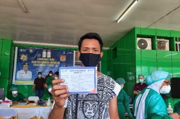 Wartawan Kompas Jayapura terima vaksin COVID-19 tahap awal di Papua