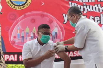 Sejumlah pejabat di Bandarlampung jalani vaksinasi pertama