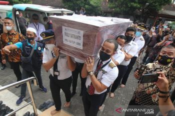 Jenazah co-pilot Fadly Satrianto dimakamkan di Surabaya