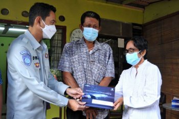 Penyerahan santunan pramugari Sriwijaya Air