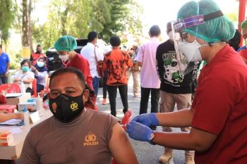 33 warga  di Kota Jayapura divaksin COVID-19