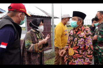 Mensos dan rombongan berhamburan ke luar saat terjadi gempa susulan