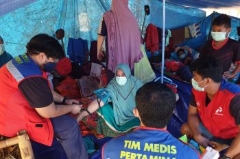 Tim medis Pertamina berkeliling periksa kesehatan di posko-posko pengungsian gempa Majene