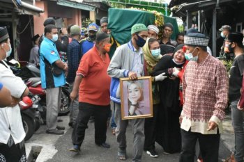 Jenazah korban Dinda Amalia, siswi Kelas-IX SMP tiba dimakamkan