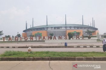 Penutupan jalan diperluas di kawasan stadion Pakansari Cibinong saat PPKM