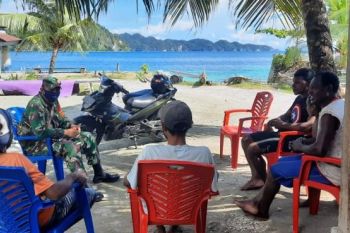 Babinsa Koramil Yapsel imbau nelayan waspada perubahan cuaca saat melaut