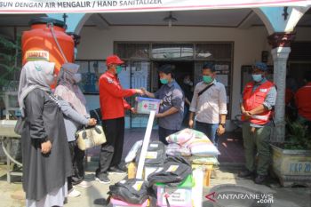PMI Kota Solok serahkan bantuan untuk warga terdampak banjir