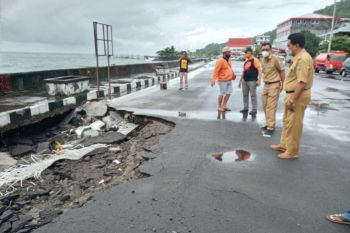 Bupati Sangihe perintahkan dinas segera perbaiki jalan rusak diterjang ombak