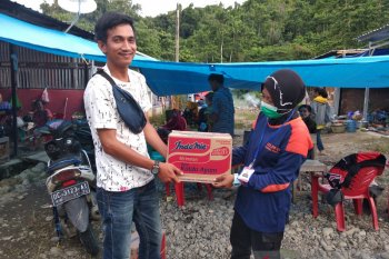 Relawan Papua serahkan bantuan kepada korban gempa di Mamuju Sulbar
