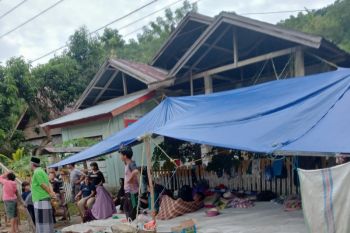 Polisi buka tutup jalur Trans Sulawesi di Desa Onang Kabupaten Majene Sulbar