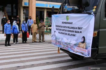 Wali kota Palangka Raya antar langsung bantuan korban banjir di Kalsel