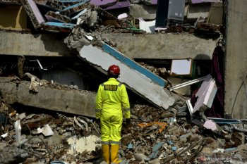 Hari keempat pencarian korban gempa di Mamuju