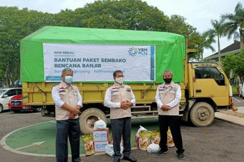 PLN bantu 650 paket sembako untuk warga korban  banjir di Bengkayang