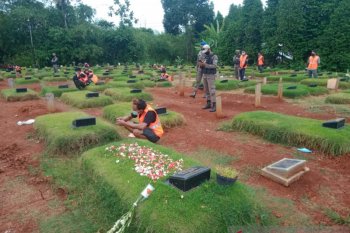 Satpol PP Tangsel beri sanksi pelanggar prokes berdoa di pemakaman