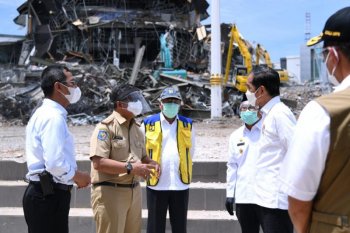 Presiden Jokowi tinjau kantor Gubernur Sulbar yang hancur akibat gempa