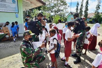 Satgas Yonif MR 413 Kostrad bagikan alkes di sekolah perbatasan RI-PNG