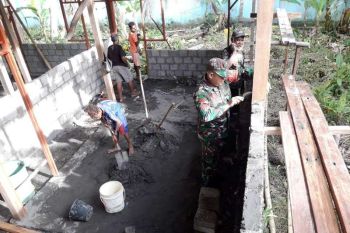 Babinsa Koramil Warbah bantu bangun rumah warga binaan