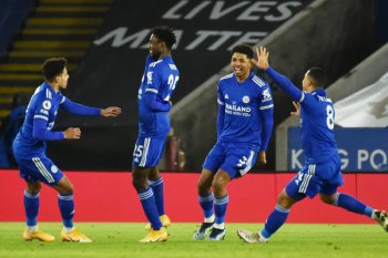 Taklukkan Chelsea 2-0, Leicester puncaki klasemen