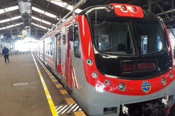 Penumpang kereta komuter mengharapkan ketepatan jadwal KRL Solo-Yogyakarta