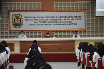 Pemkot Bandarlampung serahkan 341 SK pengangkatan CPNS