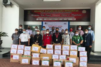 Kantor imigrasi Makassar dan Parepare salurkan bantuan untuk korban gempa Sulbar