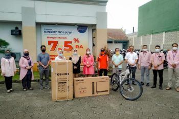 Bank Jateng serahkan hadiah undian Program Kredit Solutip