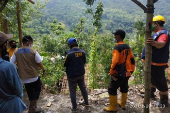 Dua rumah di Bantul rusak akibat tertimpa tanah longsor