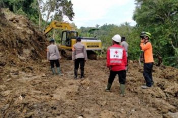Longsor kembali memutus jalur trans Sulawesi di Desa Mekkatta Majene Sulbar