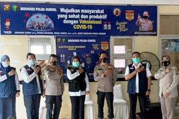 Tenaga kesehatan RS Polda Sumsel  divaksin COVID-19