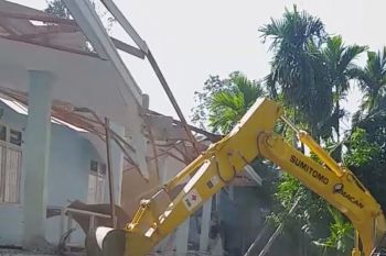Gedung Kampus Universitas Tomakaka  yang rusak akibat gempa di Mamuju dirobohkan