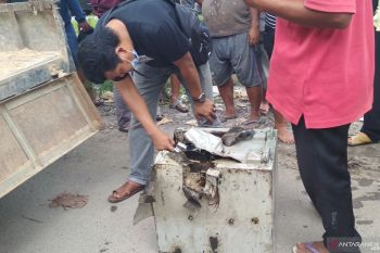 Warga temukan brankas di dalam saluran irigasi