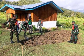Babinsa Koramil Assologaima bersama warga binaan buat lahan pertanian