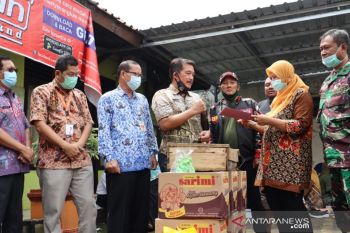Korpri Pekalongan bagikan paket sembako kepada korban banjir