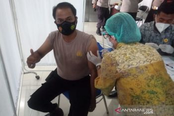 Personel Polresta Mataram jalani suntik vaksin COVID-19 di RSUD kota