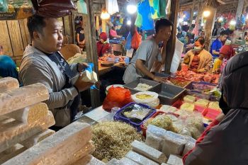 Pedagang tempe di Palembang keluhkan harga kedelai tak kunjung turun