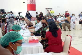 Danlanud Timika orang pertama disuntik vaksin COVID-19 Mimika