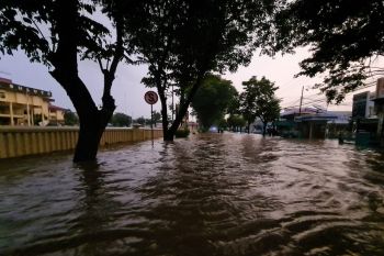 Banjir di Jalan Bethesda Manado depan Polda Sulut
