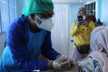 Tenaga kesehatan sebut vaksinasi upaya saling melindungi