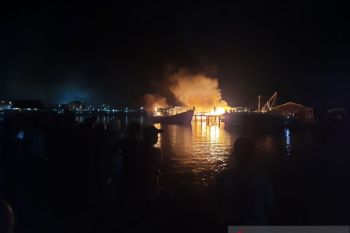 Kebakaran bengkel kapal di Tanjungpinang diduga karena arus pendek  listrik